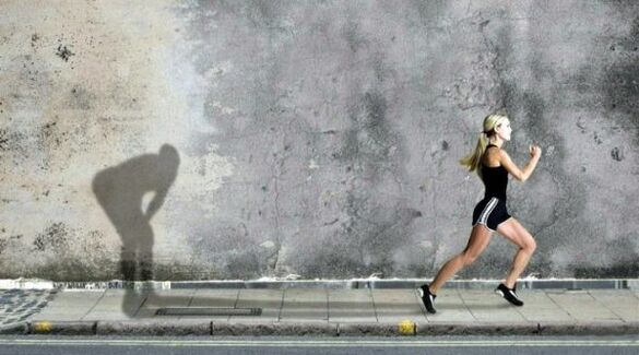 La chica está corriendo