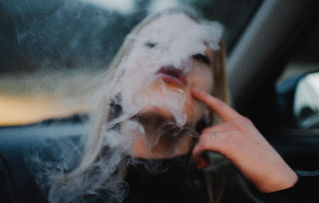 Chica fumando