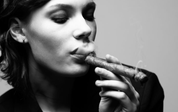 Mujer humeante
